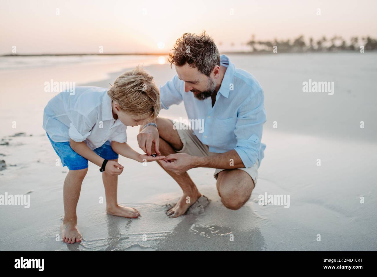 Vater und sein Sohn genießen zusammen Zeit auf See. Stockfoto