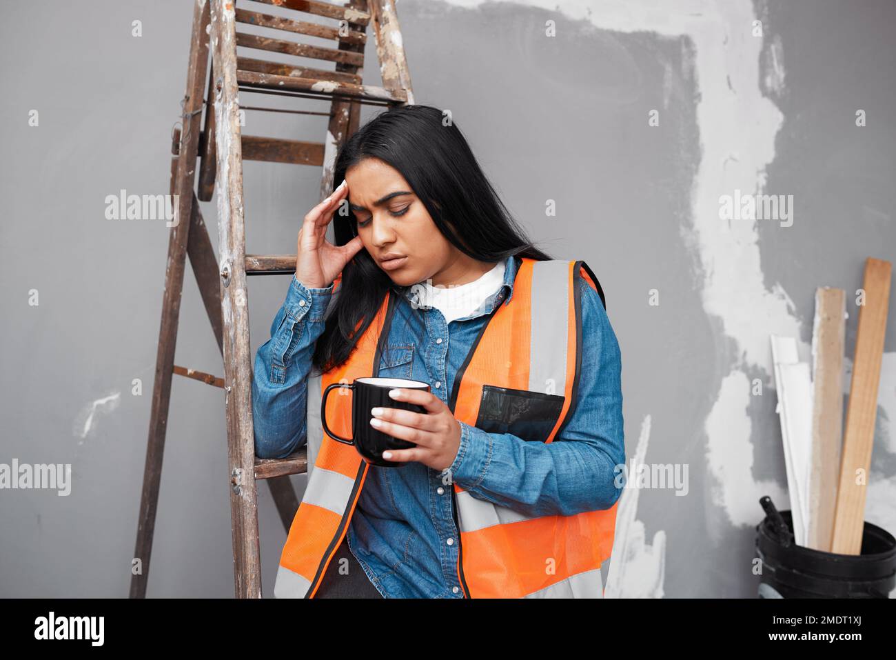Eine junge Baufirma macht eine Kaffeepause vor Ort Stockfoto