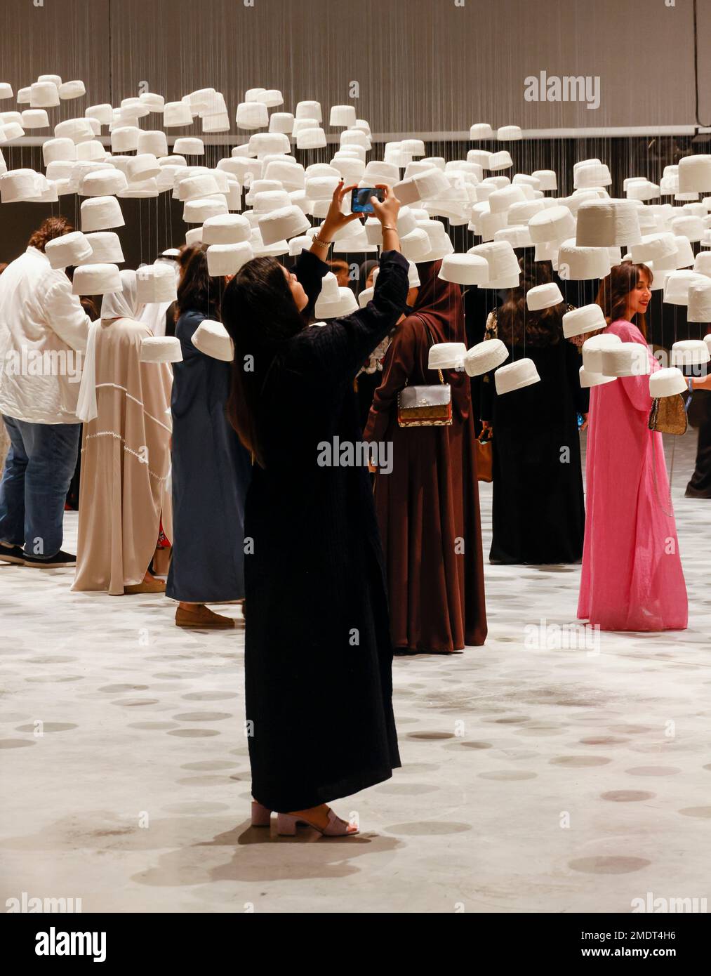 Besucher bewundern Haroon Gunn-Salie, 'Ajal (die zugeteilte Spanne)', Textil, Islamic Arts Biennale 2023, Jeddah, Saudi-Arabien Stockfoto