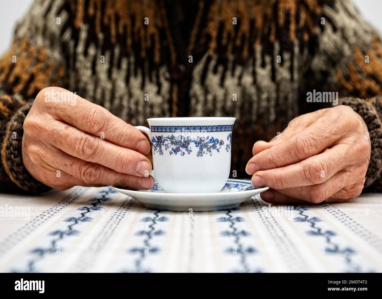 Rentnerin, die eine Tasse Kaffee trinkt, Vereinigtes Königreich Stockfoto