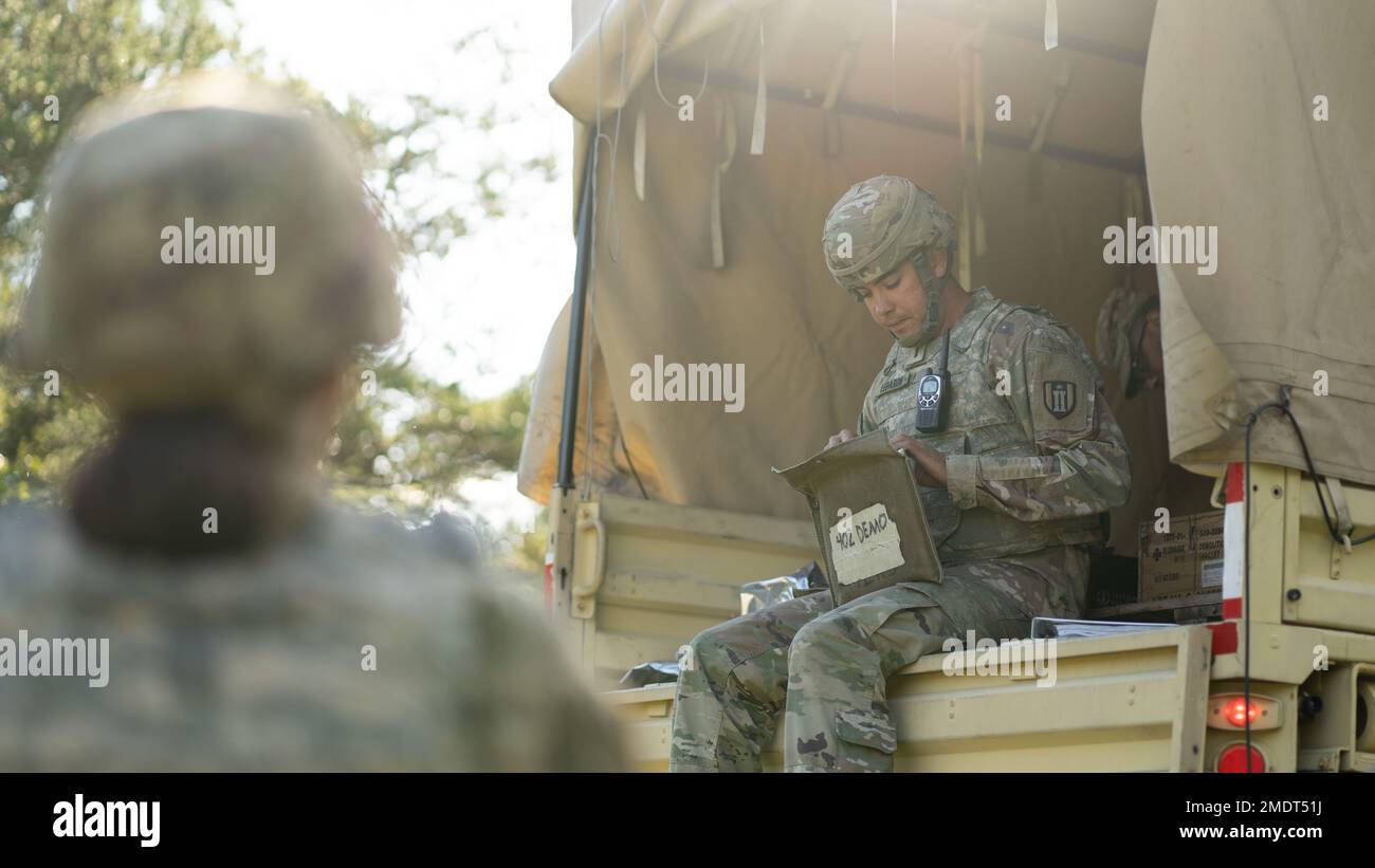 USA Army 1. LT. Charles Lebaron, 483. Area Clearance Platoon Platoon Leader, bereitet eine Sicherheitsunterweisung vor, bevor M112 (Komposition C4) Abbruchblöcke für eine Abbruchstrecke für Soldaten in Fort McCoy, Wisconsin, 26. Juli 2022 verwaltet werden. Die 483. AKP-Staaten haben praktische Abrissmaßnahmen und Schulungen durchgeführt, um die Bereitschaft und das Vertrauen des Kampftechnikers in strenge Umgebungen zu erhöhen. Stockfoto