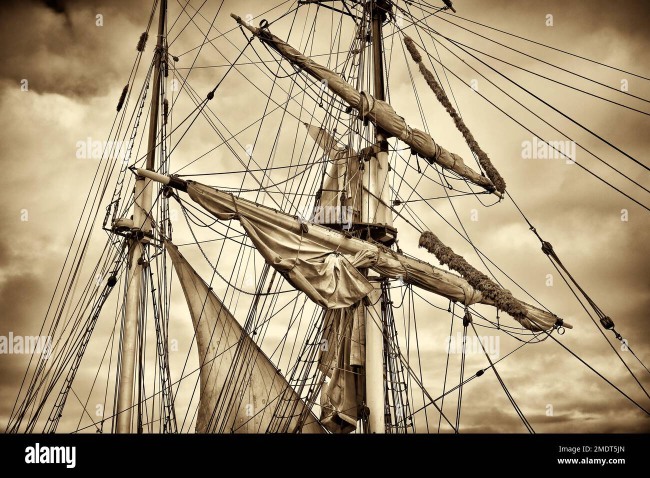 Sepiafarbtes Bild von Masten und Segeln eines alten Segelschiffs Stockfoto