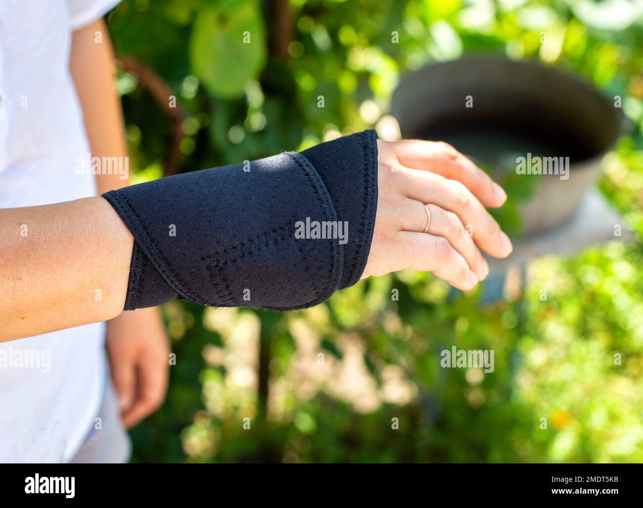 Universalfixateur des Handgelenkes an der Hand des Patienten. Bandage bei Fraktur und Verstauchung des Radiokarpalgelenkes, Schmerzen im Arm. Stockfoto