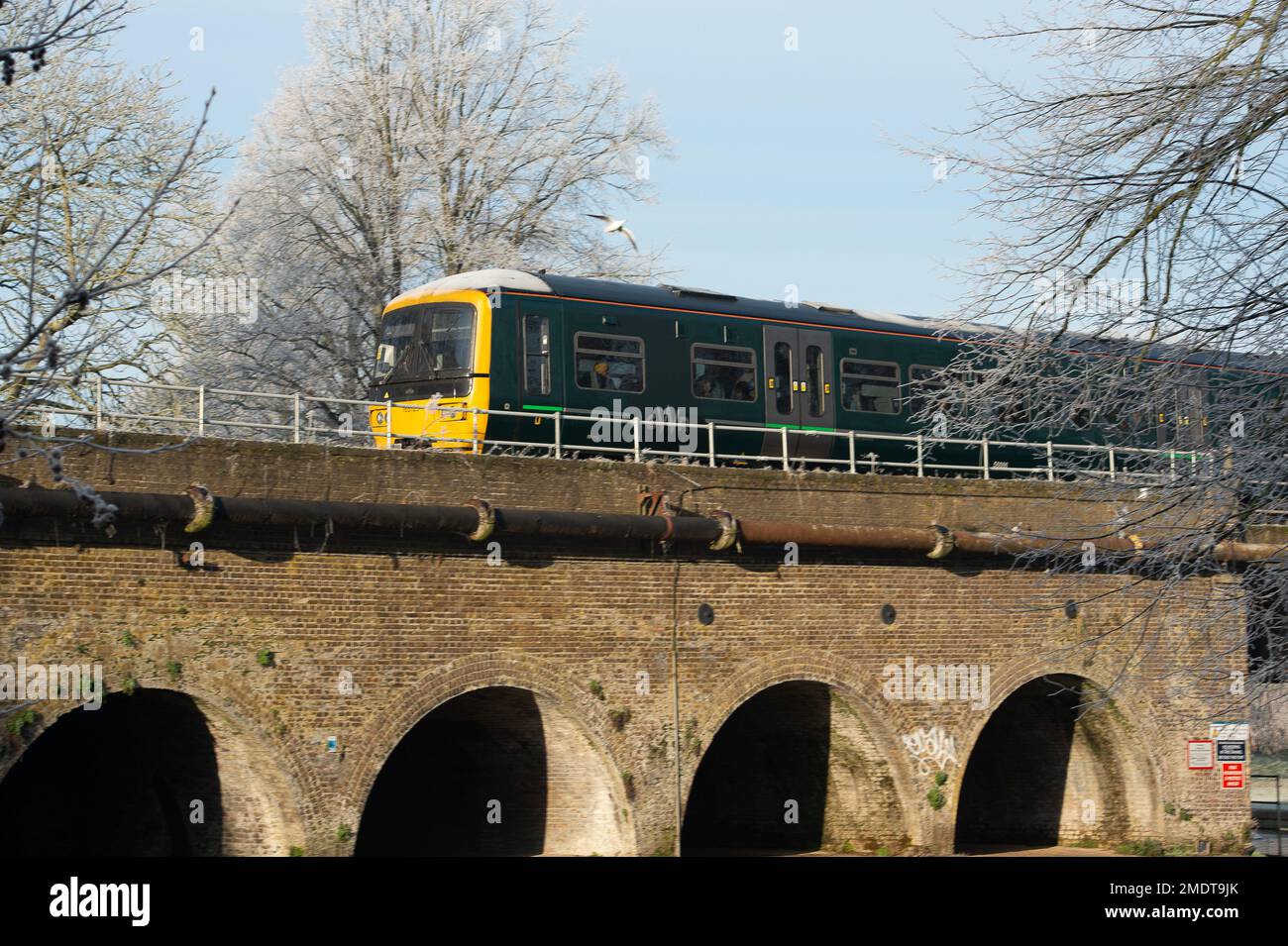 Windsor, Berkshire, Großbritannien. 23. Januar 2022. Ein GWR-Zug von Slough zum Windsor Hauptbahnhof. Die Eisenbahngewerkschaften RMT und ASLEF haben angekündigt, dass es am 1. Und 3. Februar 2023 weitere Zugstreiks in einem andauernden Streit um Bezahlung und Bedingungen geben wird. Kredit: Maureen McLean/Alamy Live News Stockfoto