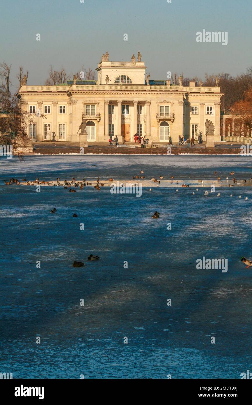 Klassistischer Palast auf der Insel im Royal Baths Park in Warschau im Winter Stockfoto