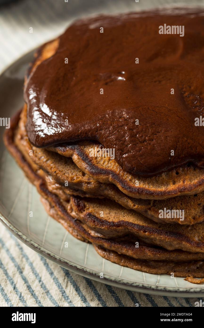 Gourmet Hausgemachte Schokoladen-Pfannkuchen Mit Ganache-Sauce Stockfoto
