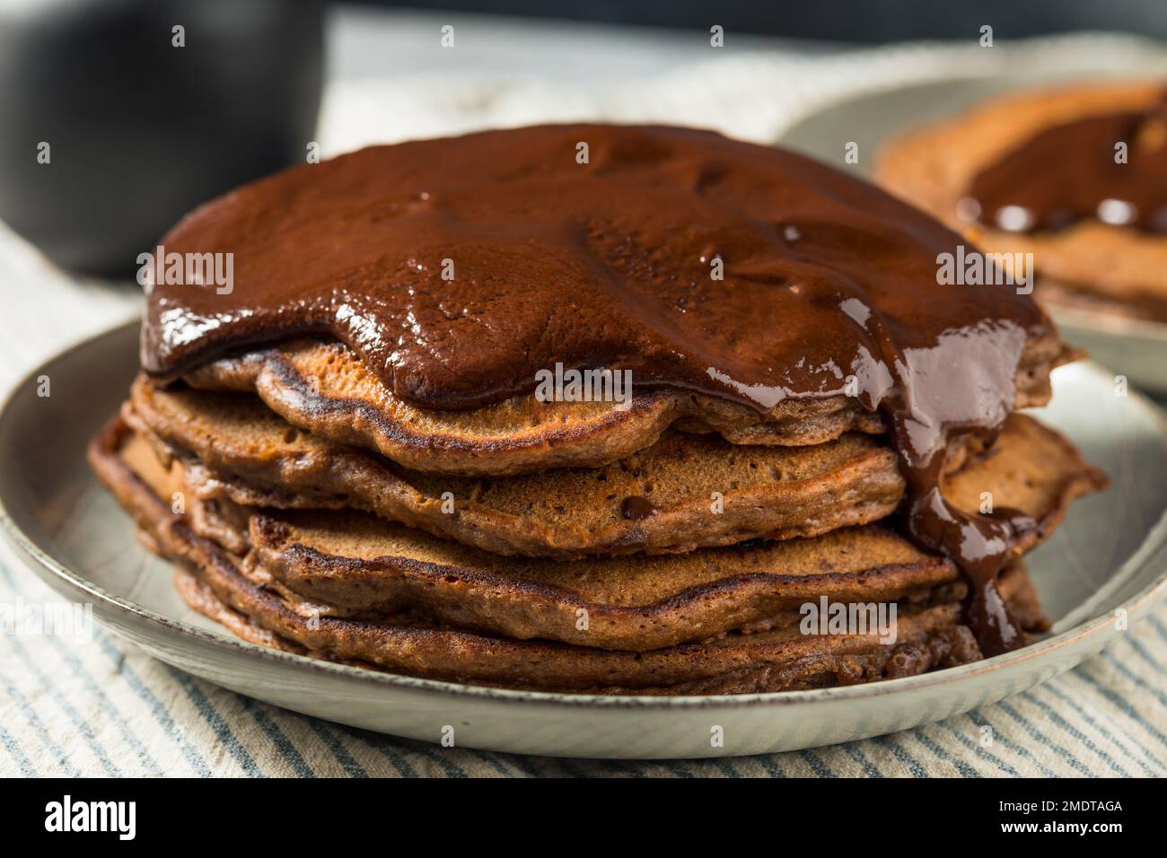 Gourmet Hausgemachte Schokoladen-Pfannkuchen Mit Ganache-Sauce Stockfoto