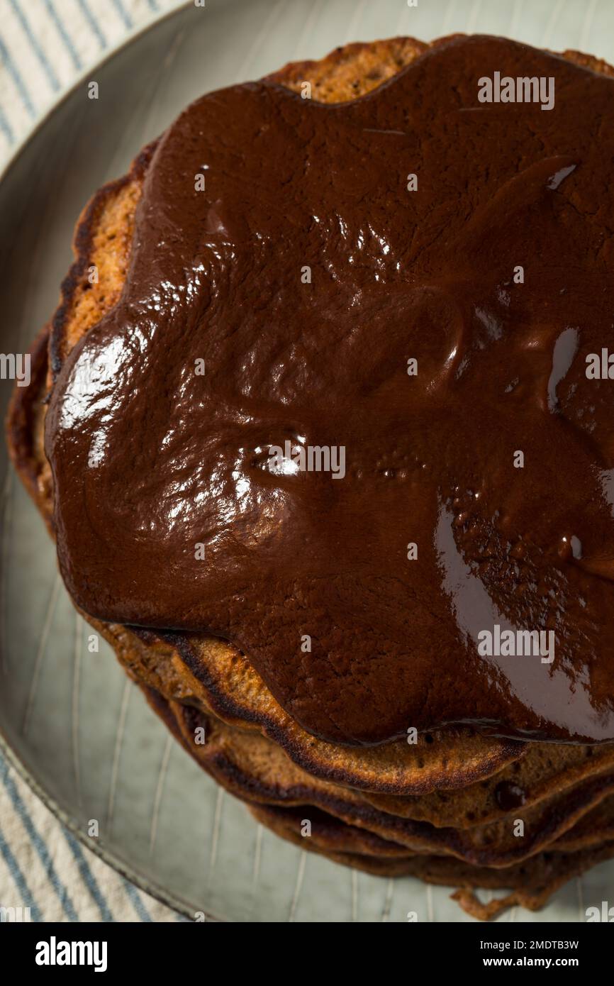 Gourmet Hausgemachte Schokoladen-Pfannkuchen Mit Ganache-Sauce Stockfoto
