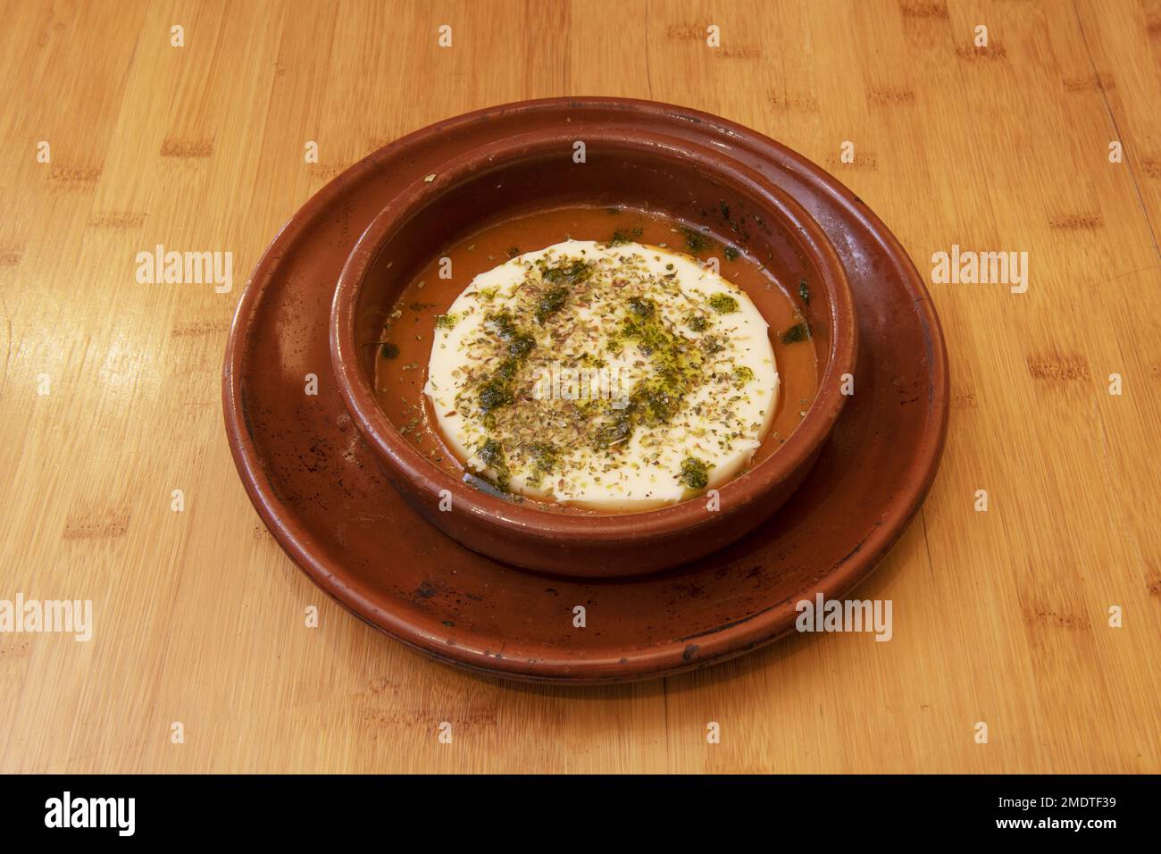 Provolone ist ein italienischer Käse mit Ursprung im Norden des Landes, wo er immer noch in Stücken von 10 bis 15 cm hergestellt wird Stockfoto