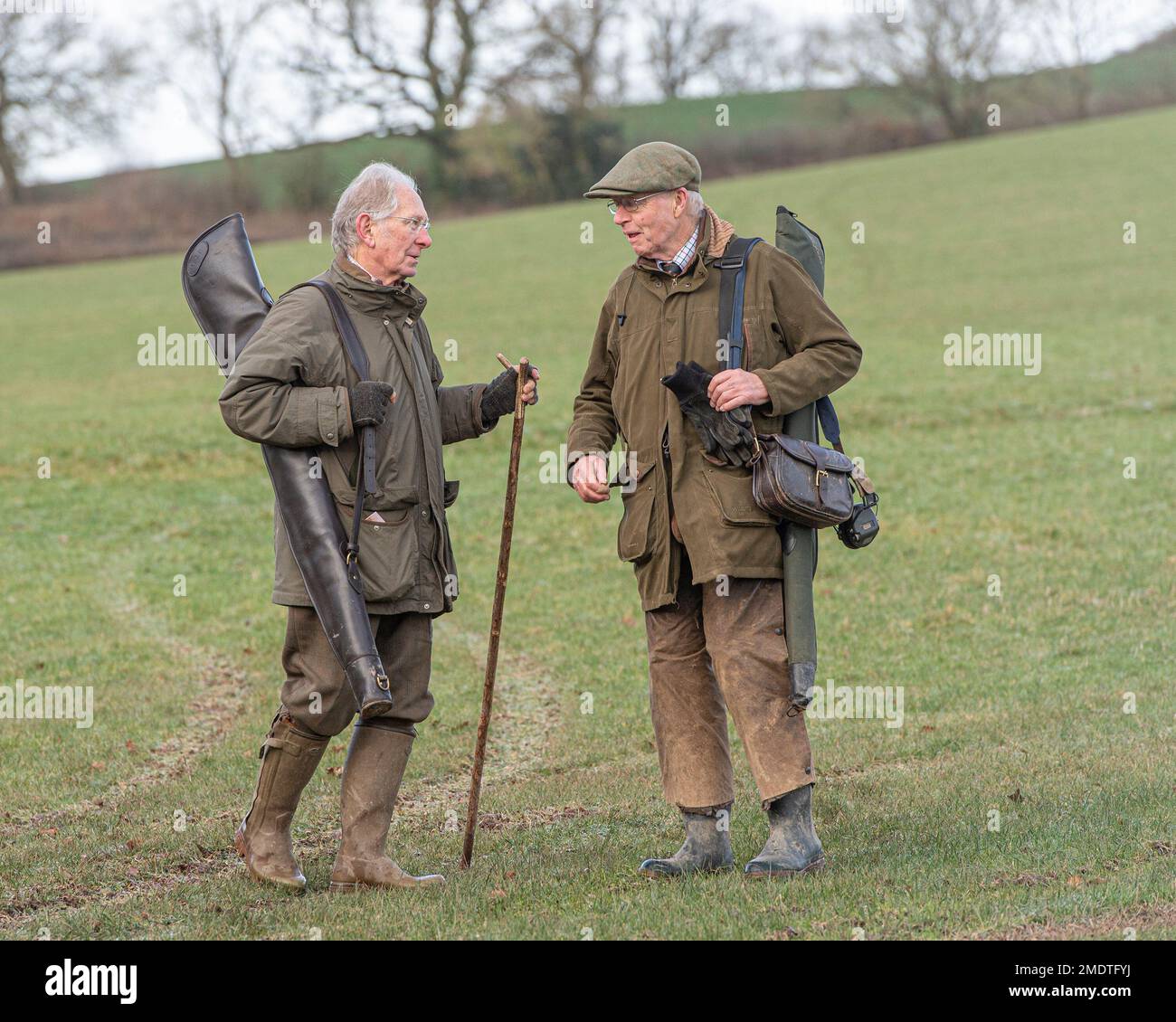Zwei Jäger reden Stockfoto
