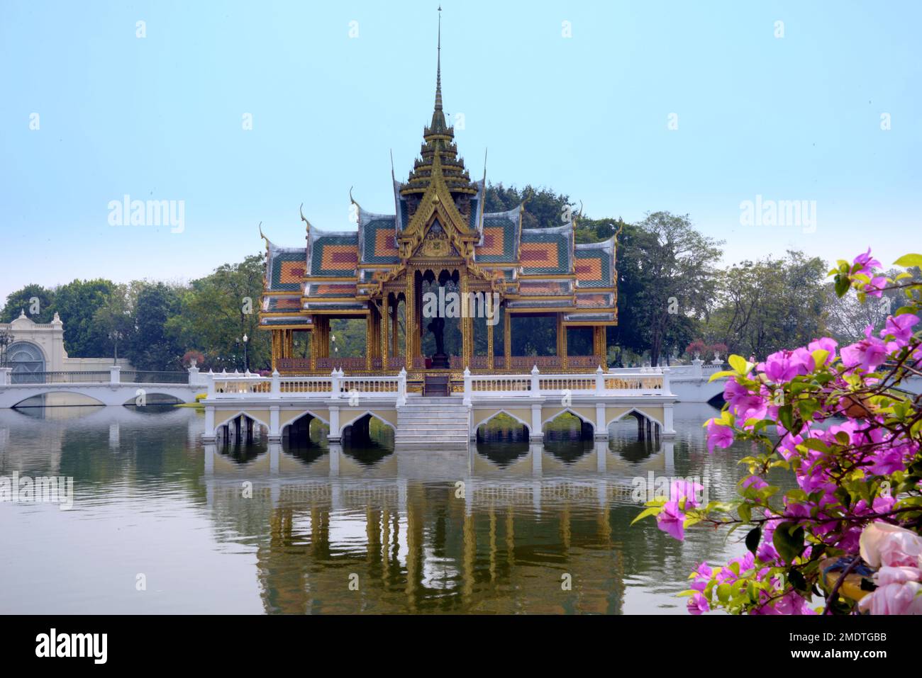 Der Königspalast Bang Pa-in, auch bekannt als Sommerpalast, ist ein Gebäudekomplex, der einst von den siamesischen Herrschern des Königreichs Ayutthaya genutzt wurde. Stockfoto