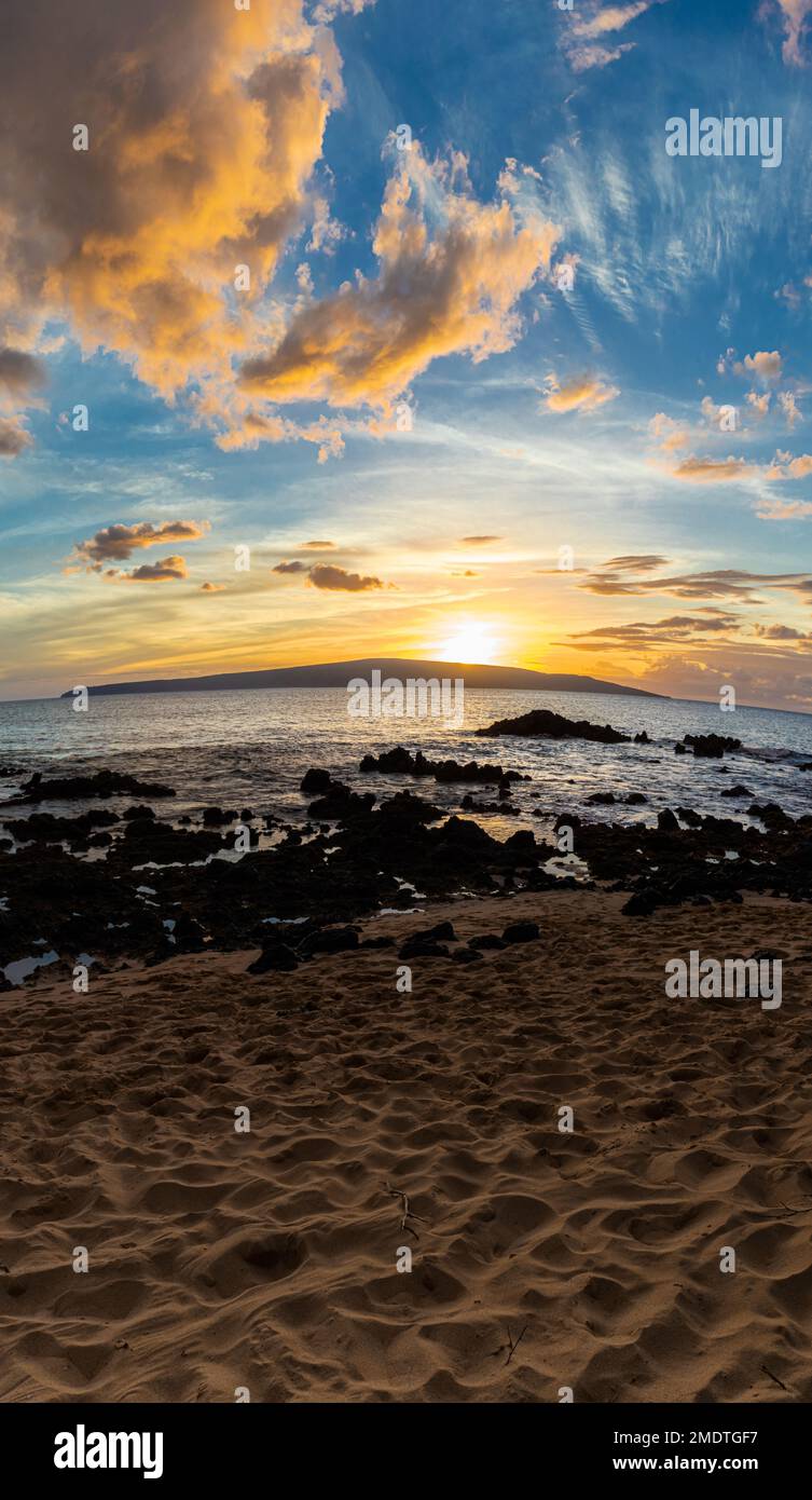 Sonnenuntergang am Makena Beach mit Kaho'Olawe und Molokini am Horizon, Makena Beach State Park, Maui, Hawaii, USA Stockfoto