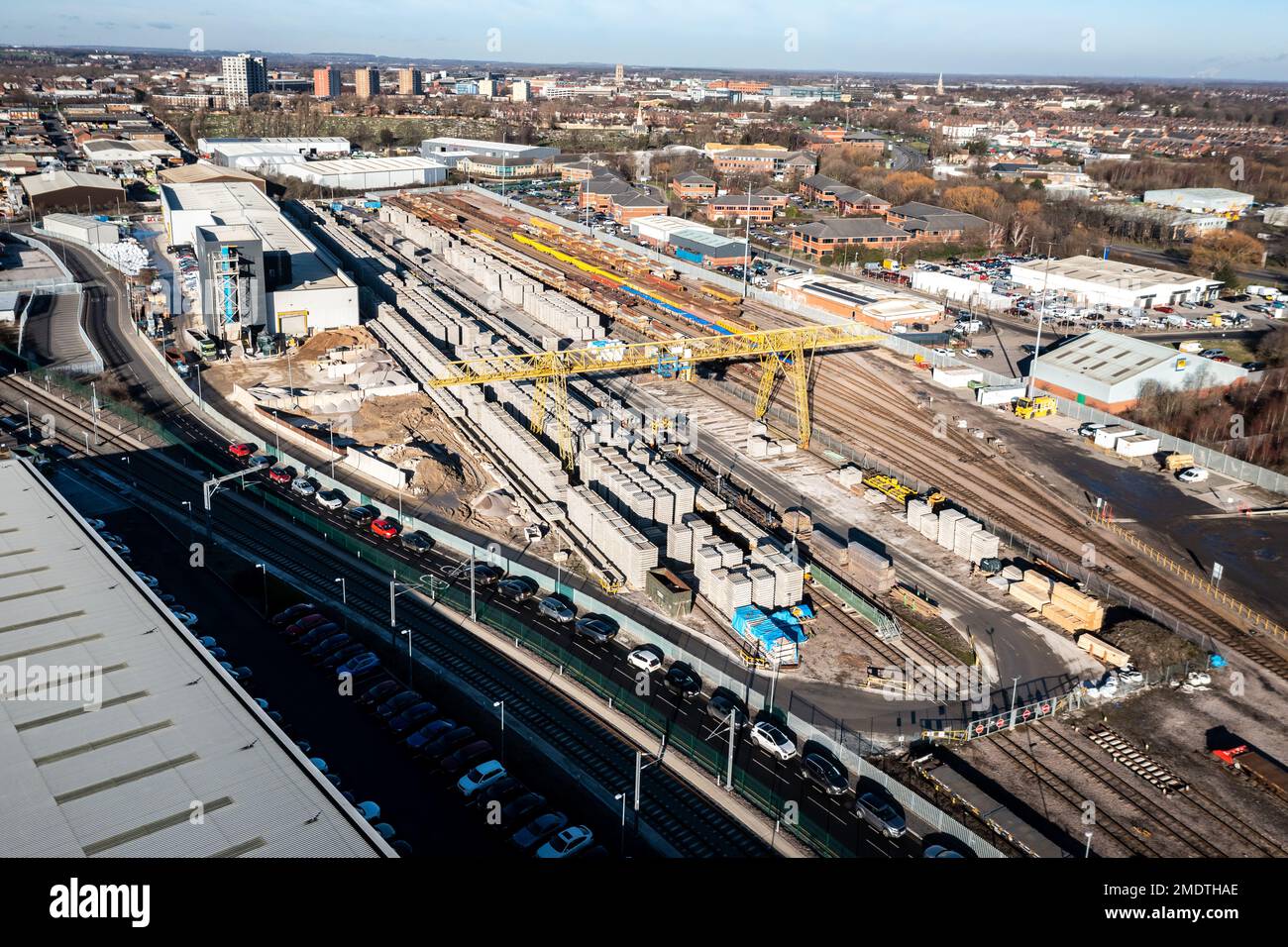 Ein Luftblick auf die Betonschlaffabrik Network Rail im Holzgarten in Doncaster mit Reihen von Schläfern, die für das HS2-Projekt bereit sind Stockfoto