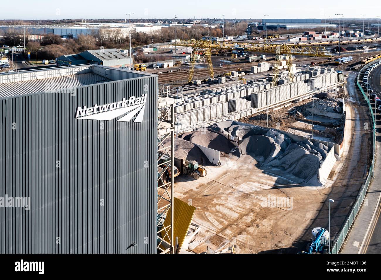 Ein Luftblick auf die Betonschlaffabrik Network Rail im Holzgarten in Doncaster mit Reihen von Schläfern, die für das HS2-Projekt bereit sind Stockfoto