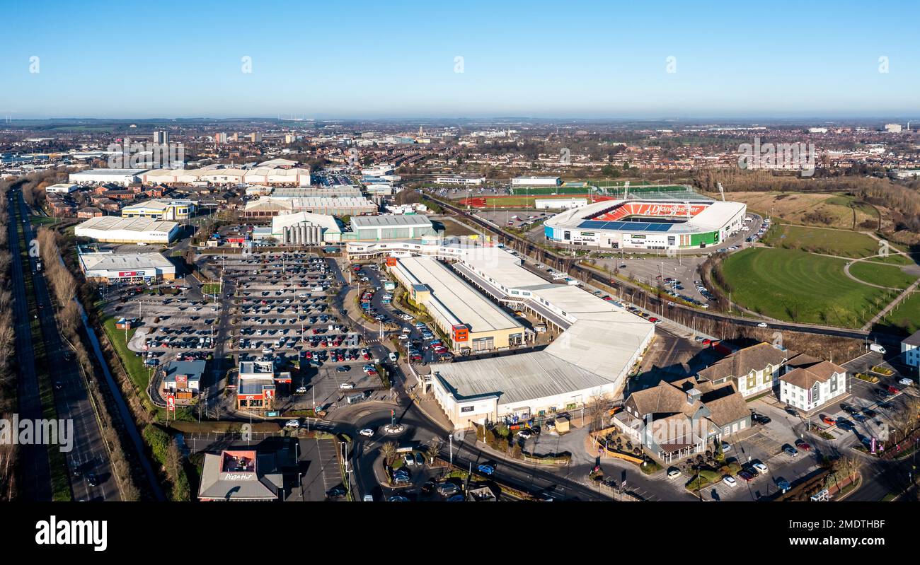 DONCASTER, GROSSBRITANNIEN - 19. JANUAR 2023. Luftaufnahme des Einkaufszentrums Lakeside Village und des Doncaster Rovers Football Club Eco Power Stadions in einem Donkas Stockfoto