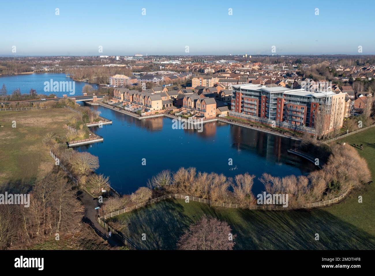 Blick aus der Vogelperspektive auf das neu entwickelte Gebiet von Doncaster, bekannt als Lakeside, mit luxuriösen Wohnhäusern rund um einen See Stockfoto