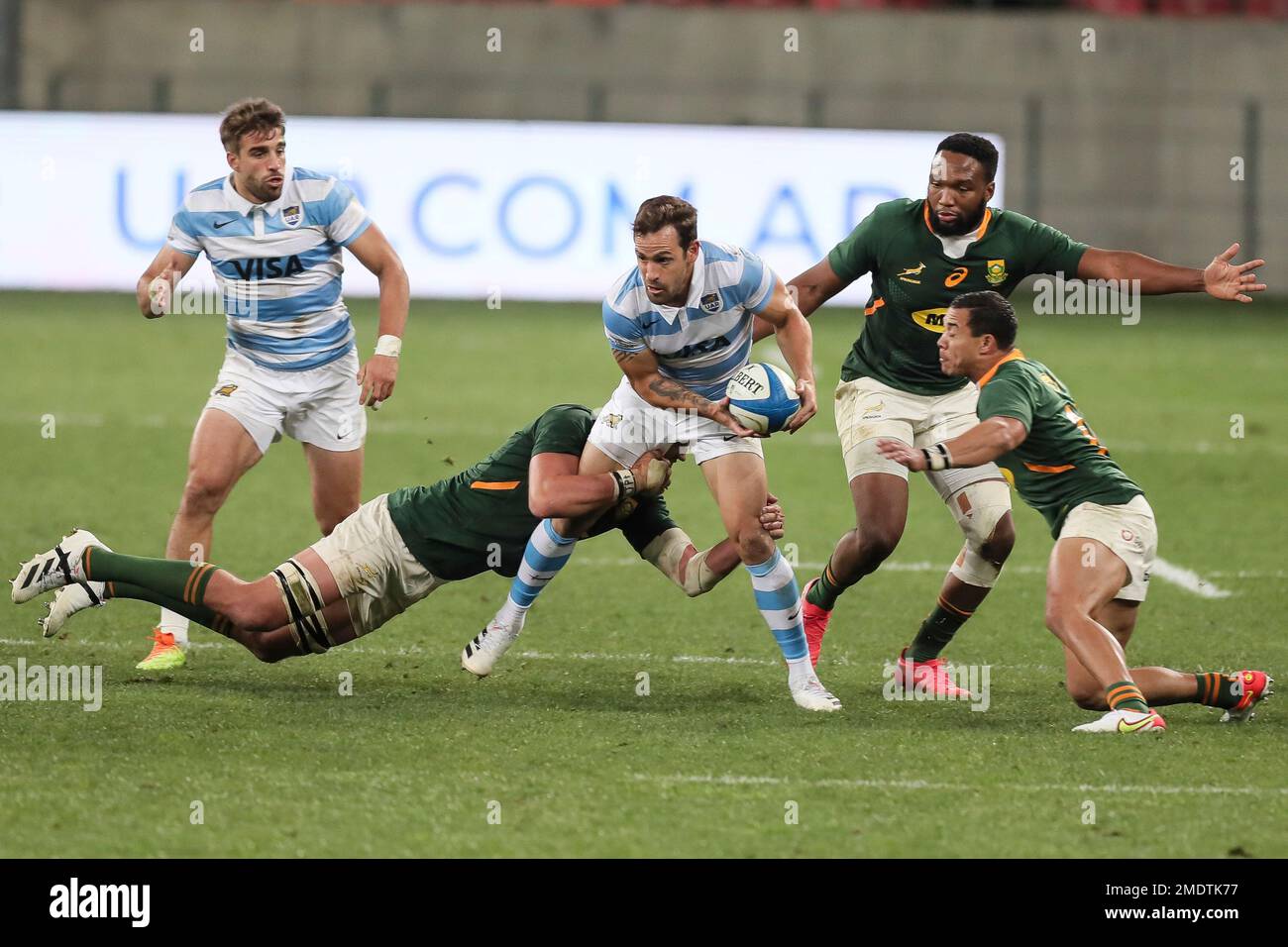 Nicolas Sanchez of Argentina tries to break through the defence during the second Rugby Championship match between Argentina and South Africa at the Nelson Mandela Bay Stadium, Gqebeha, South Africa, Saturday, Aug. 21, 2021. (AP Photo/Halden Krog) Stockfoto