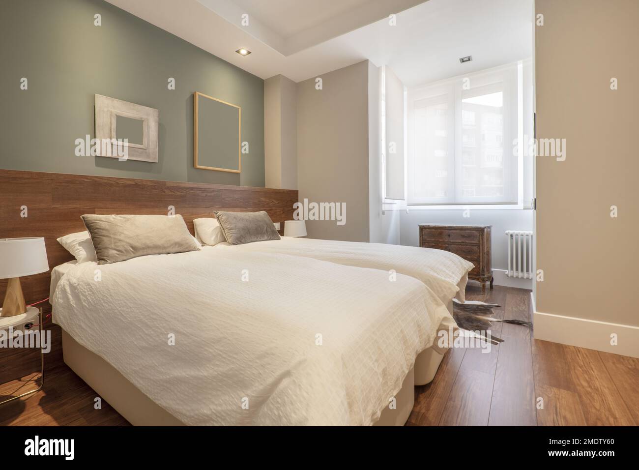 Zimmer mit Einzelbetten mit Canapés und Twin-Federdecken mit durchgehendem Kopfteil aus Holz Stockfoto