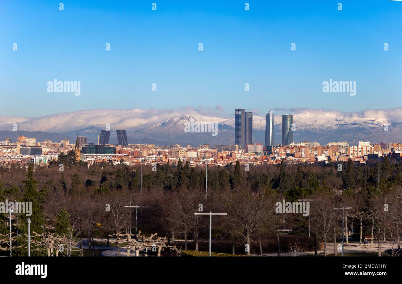 Madrid. Skyline der Stadt Madrid mit der Sierra de Guadarrama. Weißer Berg voller weißem Schnee. Stadtkonzept. Winterkonzept. Fotografie. Stockfoto