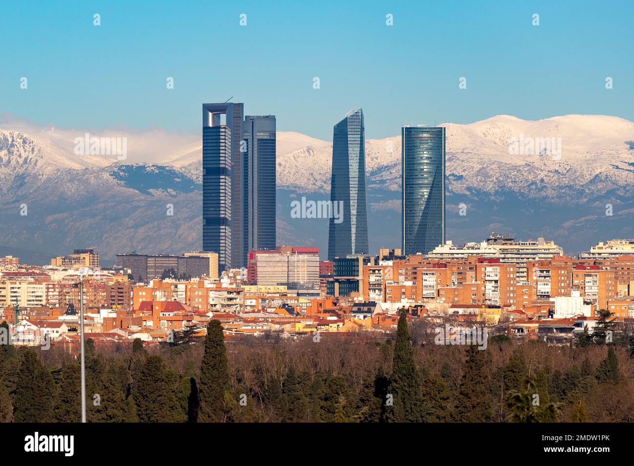 Madrid. Skyline der Stadt Madrid mit der Sierra de Guadarrama. Weißer Berg voller weißem Schnee. Stadtkonzept. Winterkonzept. Fotografie. Stockfoto