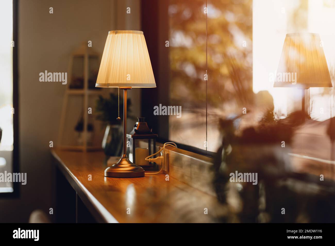 Tischleuchte auf Holztresen Bar klassischer Luxus Innenraum und Café Dekoration Stockfoto