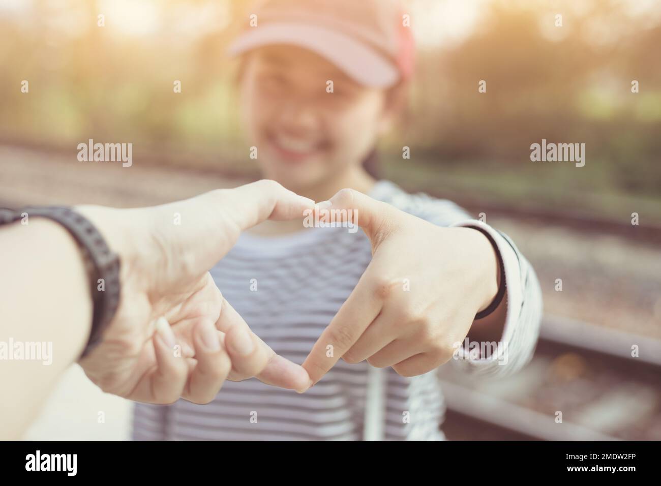 Ein Paar Liebhaber-Hand, das Herz-Zeichen-Liebes-und-Glücks-Moment zusammen Stockfoto
