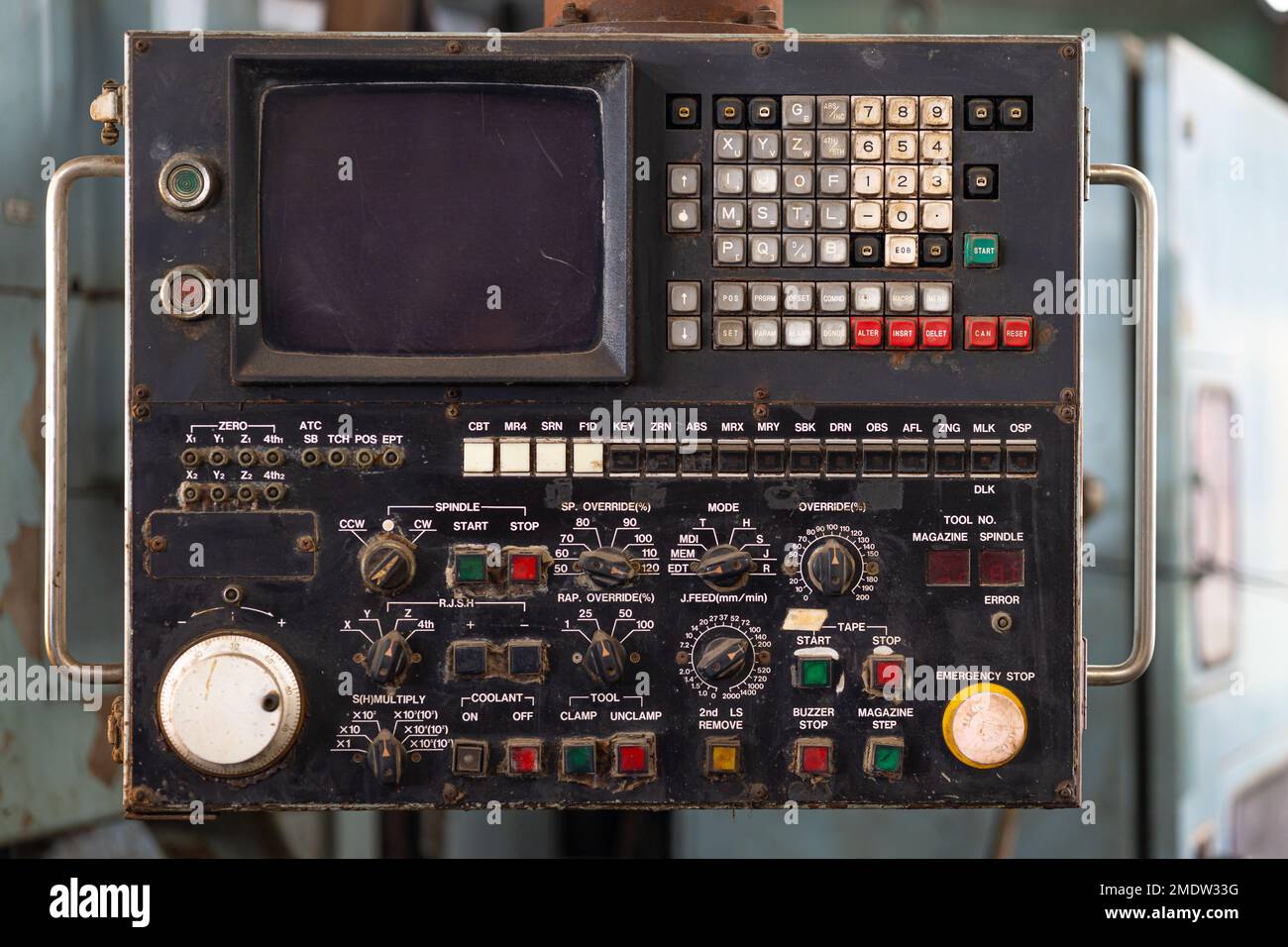 Alte manuelle Bedientafel der Drehmaschine mit vielen Tasten für CNC-Produktionsdaten aus Metall Stockfoto