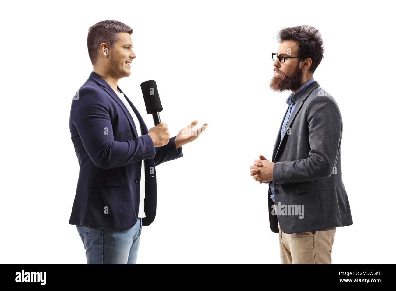 Journalist mit Mikrofon, der mit einem bärtigen Mann spricht, isoliert auf weißem Hintergrund Stockfoto