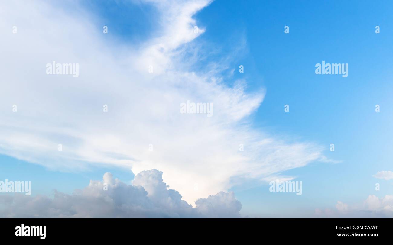 Blauer Himmel mit Wolken am Tag. Natürliches Hintergrundbild Stockfoto