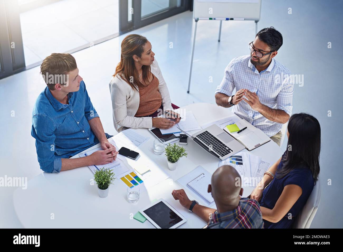 Wir wollten dieses Jahr ganz oben auf der Liste stehen. Eine Gruppe junger Geschäftsleute, die während eines Meetings in einem modernen Büro Ideen miteinander diskutieren. Stockfoto