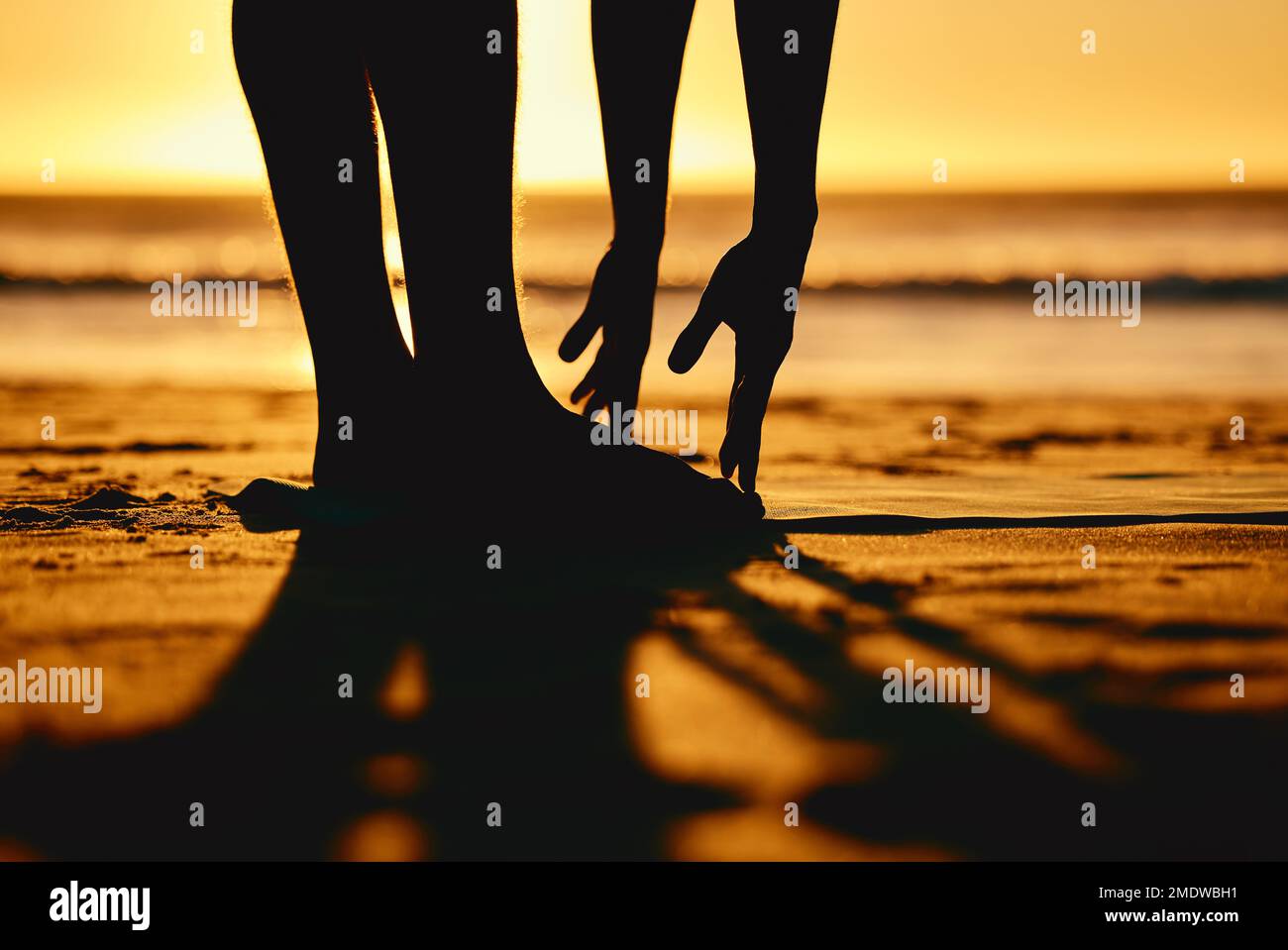 Silhouette, Sonnenuntergang und Yoga mit Fitness, Stretching am Strand und Bodytraining, Zen mit Natur. Person Beine, Hände und Modell, Ozean mit Stockfoto