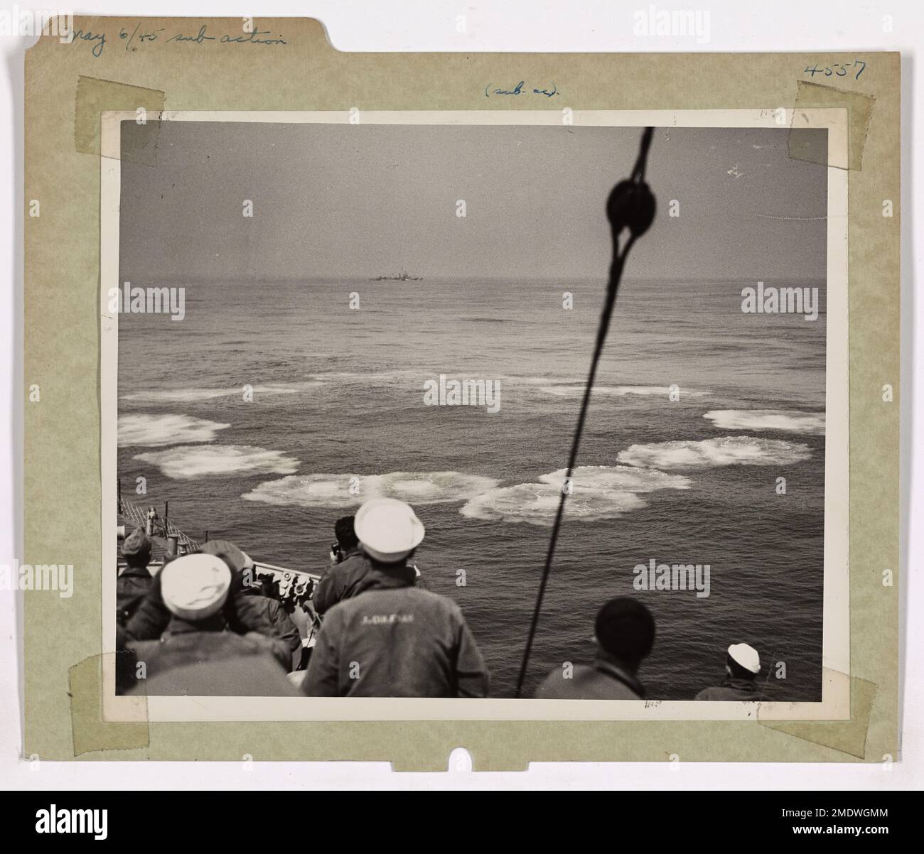 Die Besatzung der USS Moberly, bemannte Küstenwache, lässt Tiefenladungen vor Point Judith, Rhode Island fallen und versenkt am 6. Mai ein deutsches U-Boot. Dies markierte den letzten Tod in der Schlacht gegen Nazi-U-Boote während des Zweiten Weltkriegs und trug zur Niederlage der Achse im Atlantik bei. Stockfoto