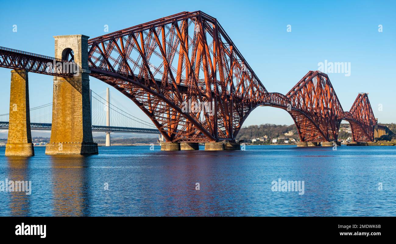 Forth Bridges: Forth Rail Bridge, Forth Road Bridge und Queensferry Crossing an sonnigen Tagen mit klarem blauen Himmel, Firth of Forth, Schottland, Großbritannien Stockfoto