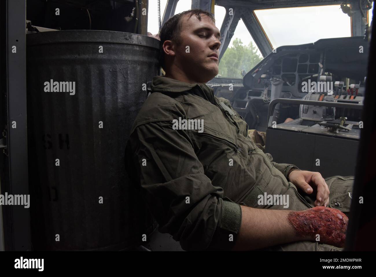 USA Air Force Tech. Sgt. James Bennett, 424. Air Base Squadron Radar-, Flugplatz- und Wettertechniker, agiert als verletzte Person in einem Flugzeugabsturzszenario während der Übungsoperation Varsity 22-3 am Luftwaffenstützpunkt Ramstein, Deutschland, 26. Juli 2022. Es werden vierteljährliche Übungen durchgeführt, um das Wissen und die Fähigkeiten von Flugzeugen zu simulierten Szenarien wie Terrorismus, Amokschützen oder Naturkatastrophen zu testen. Stockfoto