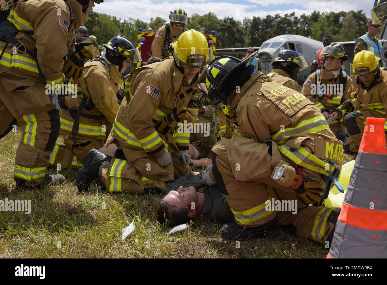 USA Air Force Airmen, die der 786. Zivilingenieurstaffel zugeteilt wurden, leisten erste Hilfe für verletzte Mitarbeiter nach einem simulierten C-130J Super Hercules Flugzeugabsturz während der Übungsoperation Varsity 22-3 am Luftwaffenstützpunkt Ramstein, Deutschland, am 26. Juli 2022. Als Ersthelfer sind die der CES-Feuerwehr 786. zugeteilten Flugzeuge geschult, um auf Feueralarme, bestätigte Brände, medizinische Maßnahmen und Fahrzeugunfälle zu reagieren. Stockfoto