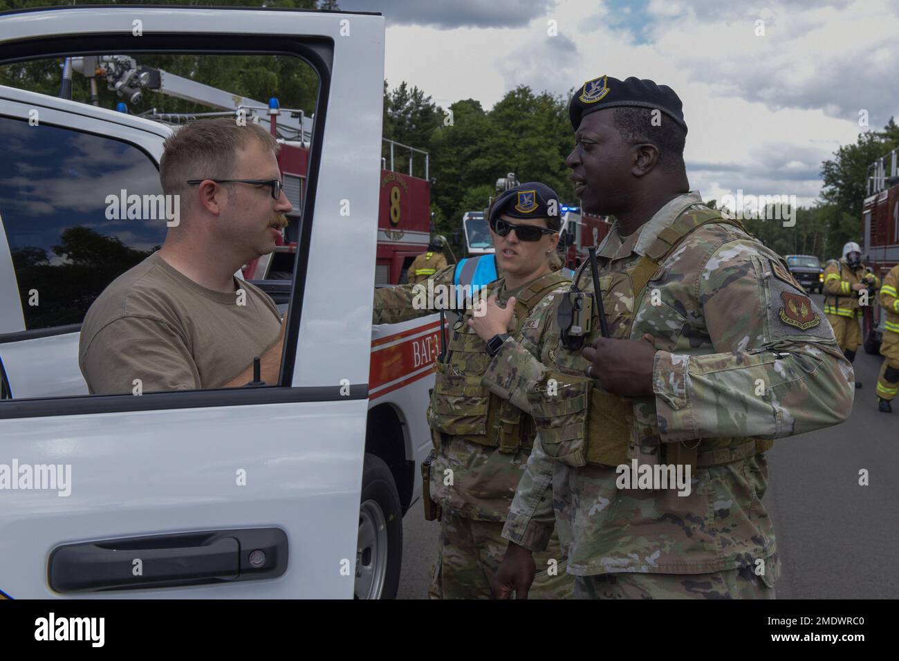 Notfallhelfer, die dem 86. Airlift-Flügel zugewiesen sind, reagieren auf einen simulierten C-130J Super Hercules Flugzeugabsturz während des Übungsbetriebs Varsity 22-3 am Luftwaffenstützpunkt Ramstein, Deutschland, 26. Juli 2022. Flugzeuge nehmen vierteljährlich an der Übung Teil, um ihre Bereitschaft im Notfall zu testen und zu verbessern. Stockfoto