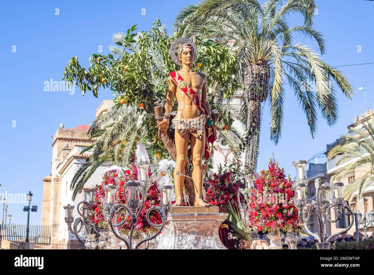 Thron oder Plattform des paso des Schutzpatrons St. Sebastian (San Sebastian) in Prozession durch die Straßen der Stadt Huelva Stockfoto