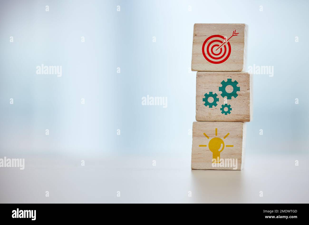 Wachstum, Zielsetzung und Geschäftsziele mit Bausteinen und Modell für Investitionen, Ideen und Strategien. Vision, Wirtschaftlichkeit und Ziel mit Holzwürfelturm Stockfoto