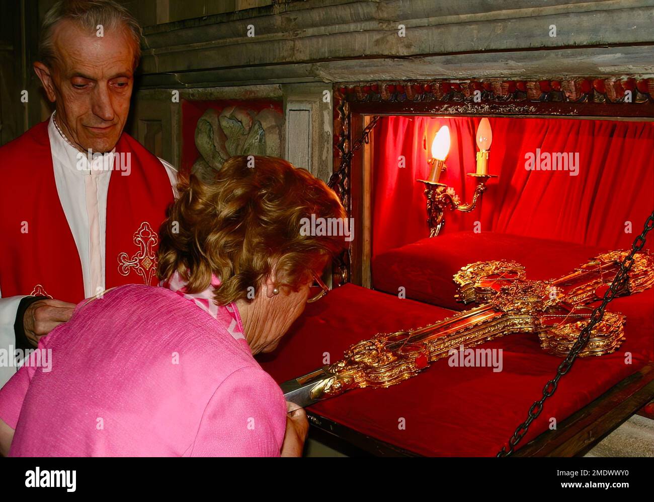 Kloster Santo Toribio de Liébana, wo das größte Stück des wahren Kreuzes mit einer Frau aufbewahrt wird, die das Kreuz in der Nähe von Potes Cantabria Spanien küsst Stockfoto