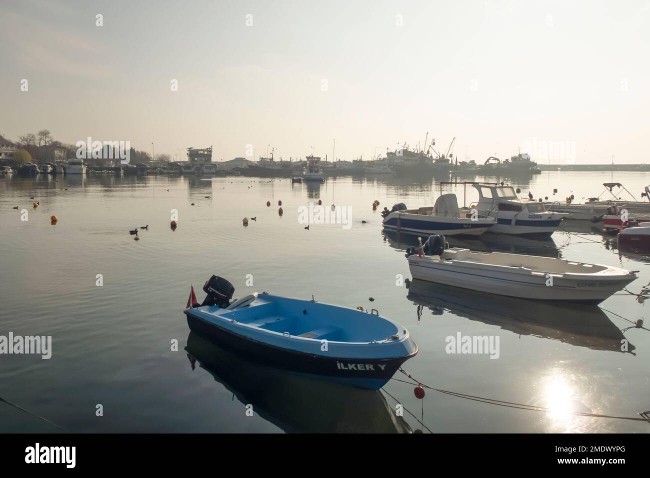 Eine Nahaufnahme von wunderschönen Booten auf dem See in Istanbul, Türkei Stockfoto