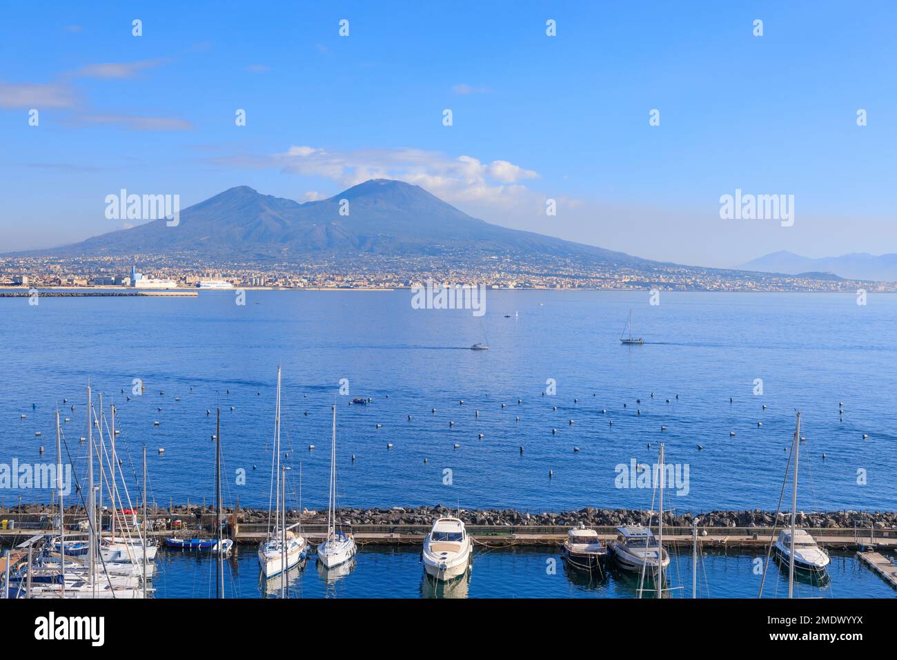 Stadtbild von Neapel vom Wasser aus: Blick auf den Golf von Neapel mit Vesuv im Hintergrund. Stockfoto