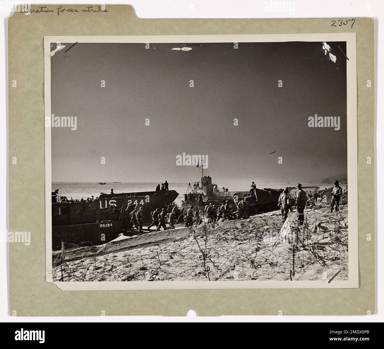 Landungsboote der Küstenwache bringen während der Invasion der Normandie Truppen und Ausrüstung an Land und spielen eine Schlüsselrolle bei der Errichtung des alliierten Strandkopfes während des D-Day. Stockfoto