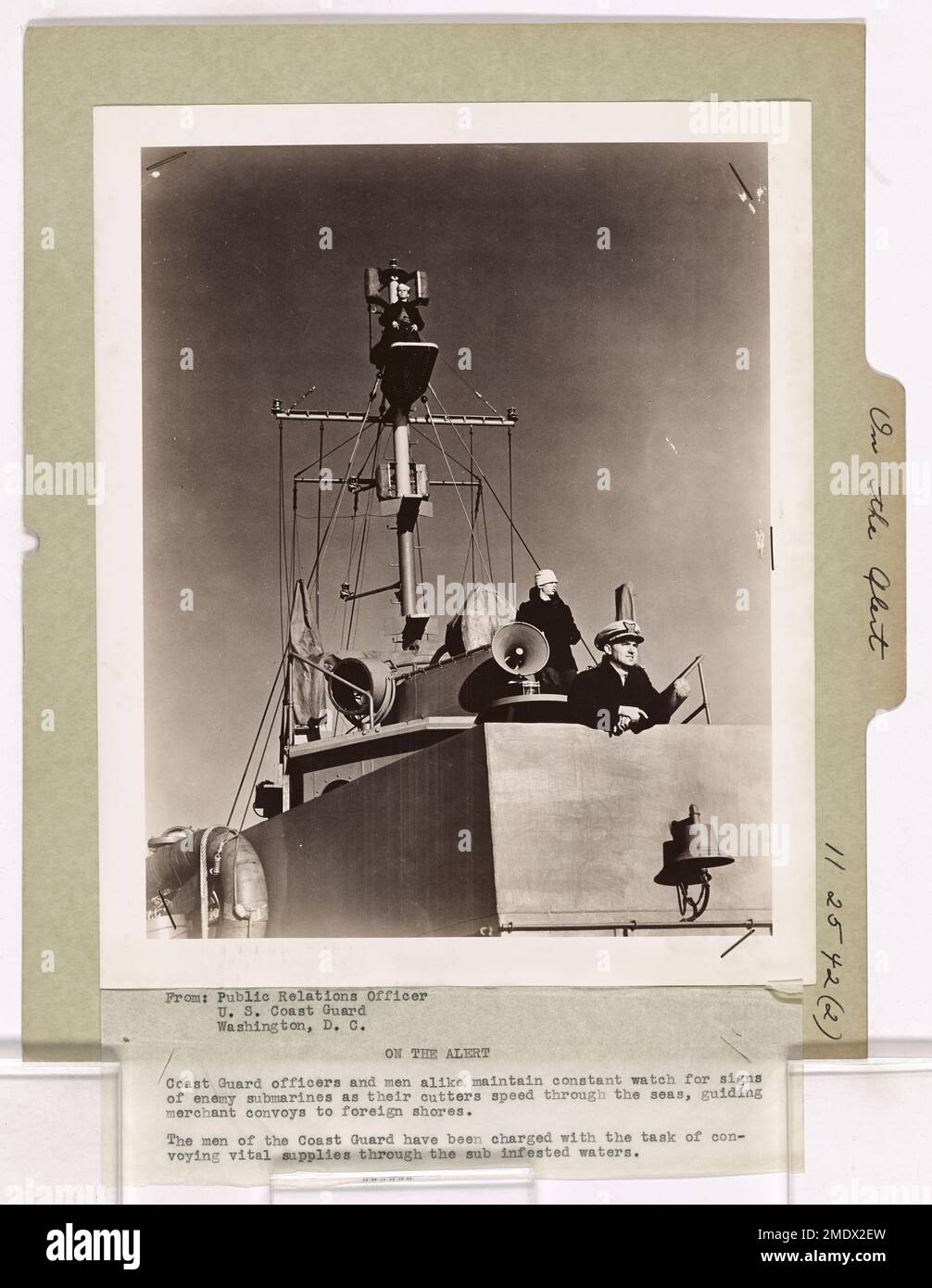 Küstenwache stehen zur Wache und sind auf jeden Seefahrtsnotstand vorbereitet. Dieses Bild zeigt die Bereitschaft des Personals der Küstenwache, die Sicherheit der Meere zu gewährleisten, und unterstreicht ihre Wachsamkeit und ihr Engagement für die Gefahrenabwehr im Seeverkehr. Stockfoto