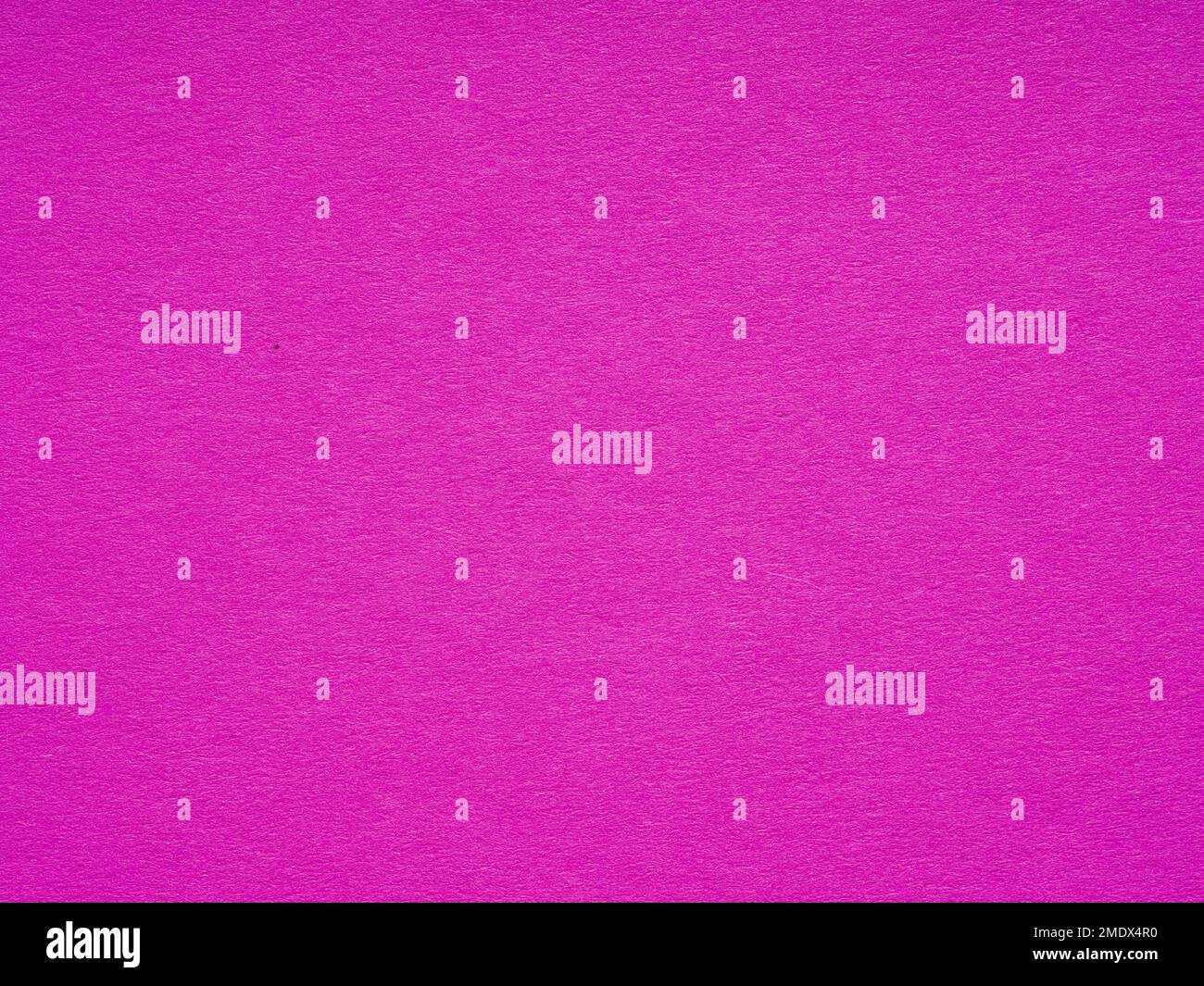 Fuchsia, leuchtend rosafarbene matte Papierstruktur, abstrakter Hintergrund. Dekor mit leeren Seiten. Hintergrund für Kunsthandwerk, 3D, Neujahrsdekoration Stockfoto