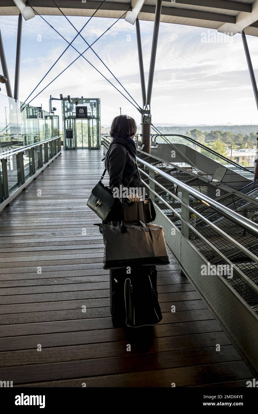 Tourist mit Gepäck am Bahnhof in Avignon, Frankreich. Stockfoto