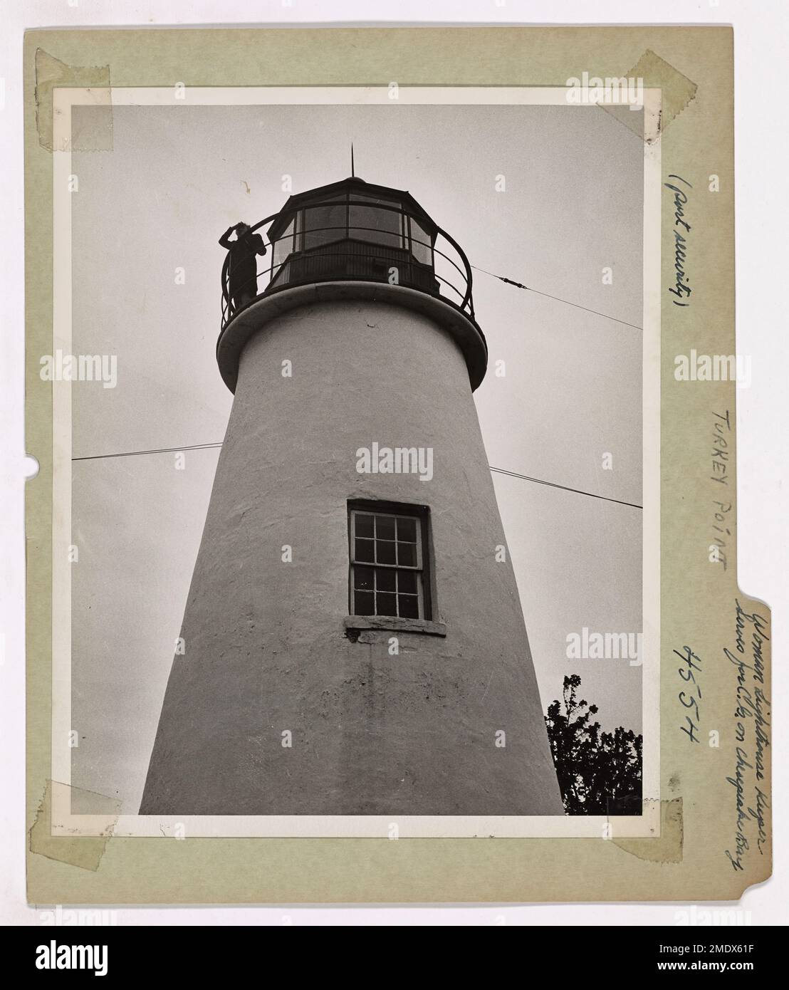 Woman Lighthouse Keeper dient der Küstenwache in Chesapeake Bay. Die einzige Leuchtturmwärterin der Küstenwache, Mrs. Fanny May Salters, geht nach oben am Turkey Point Light, nahe Baltimore, in Chesapeake Bay, für ihre tägliche Überprüfung des großen Leuchtfeuer. Unter ihrer wachsamen Beobachtung der letzten 20 Jahre, hängt die Sicherheit der Seeleute ab, die die Bucht hochziehen. Bevor er 1925 starb, diente ihr Mann Turkey Point mit Mrs. Salters als seiner Assistentin. Als Frau Salters nicht mit dem Licht beschäftigt war, widmete sie sich ihren Hobbys – einem knapp zwei Hektar großen Gartengelände und Kreuzworträtseln. Stockfoto