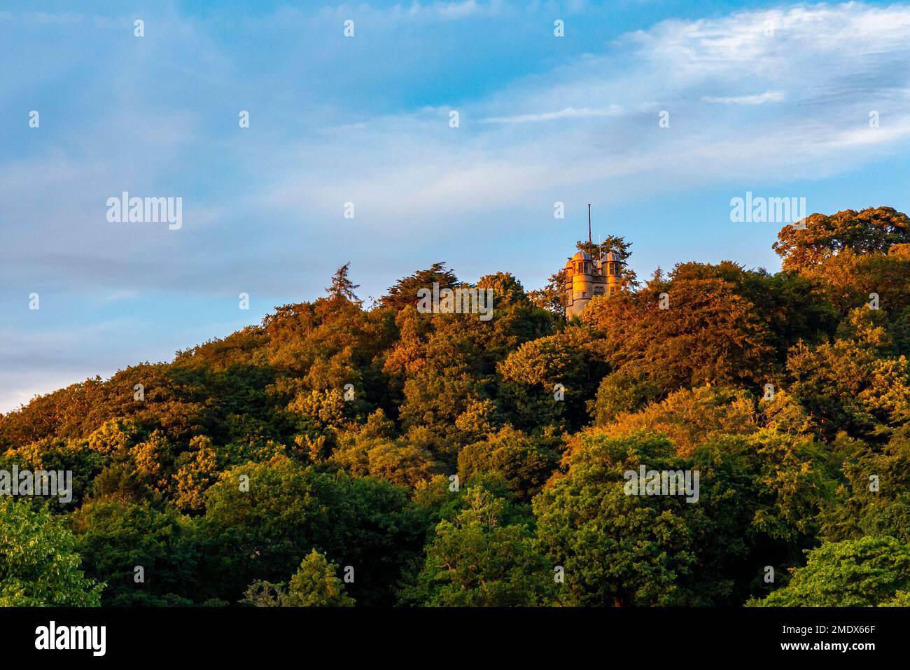 The Hunting Tower at Chatsworth in Derbyshire England UK built1582 von Robert Smythson für Bess of Hardwick, umgeben von den Bäumen von Stand Wood. Stockfoto