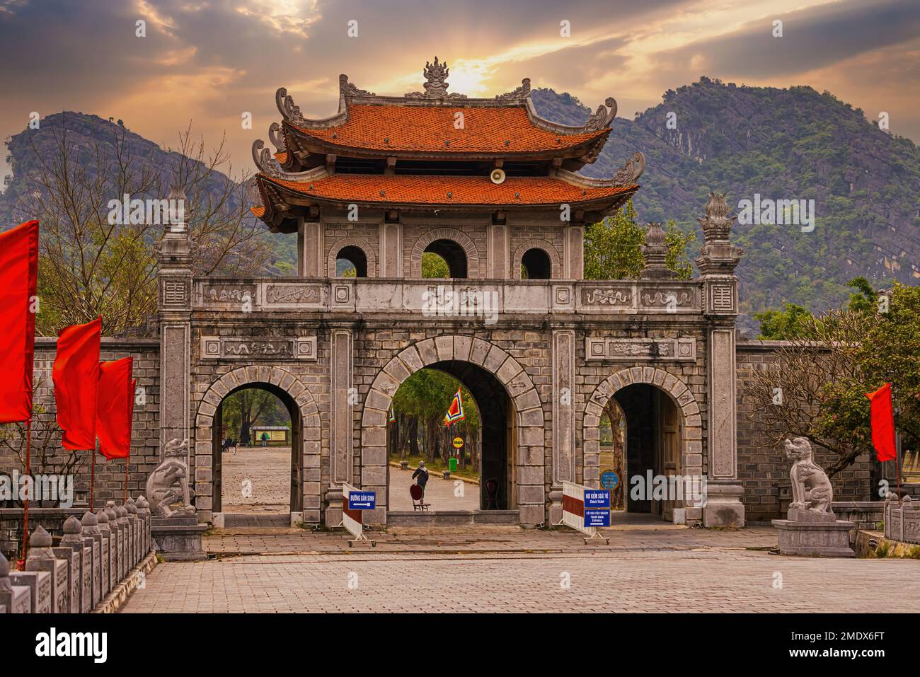 Eingangstor zu Hoa Lu Ninh Binh, der ersten Hauptstadt von Vietnam Stockfoto