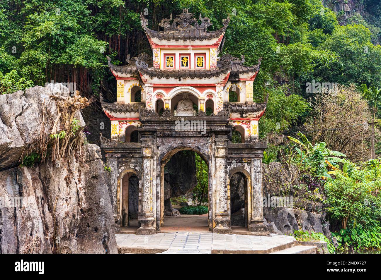 Haupteingang zur Bich-Dong-Pagode, Provinz Ninh Binh, Vietnam Stockfoto