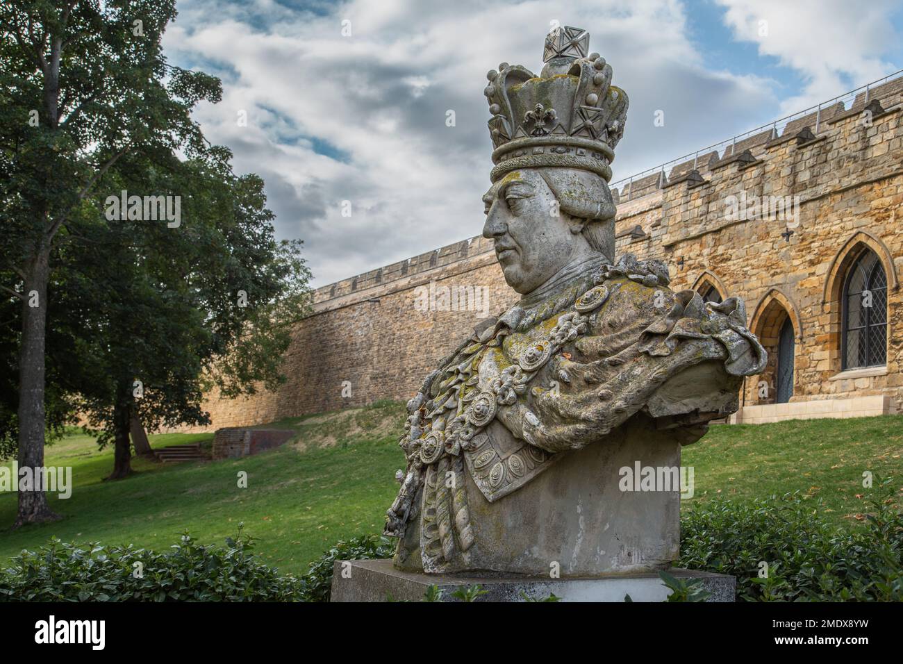 Eine Statue von König George III. Auf dem Gelände der Lincoln-Kaste. Stockfoto